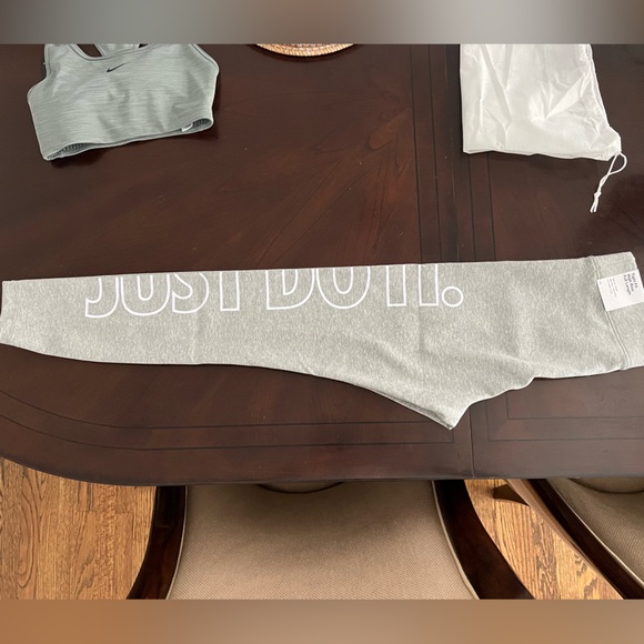 Nike Sportswear Classics
Women's Graphic High-Waisted Leggings - Picture 5 of 7